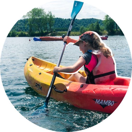 Jeune fille faisant du Kayak