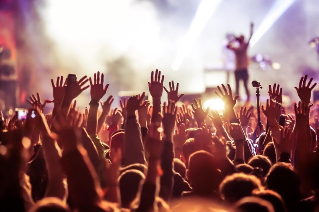 Photo de personnes devant une scène lors d'un festival de musique