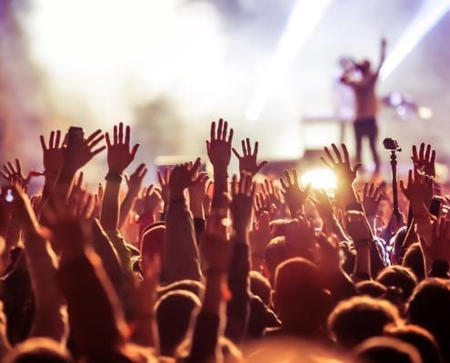 Photo de personnes devant une scène lors d'un festival de musique