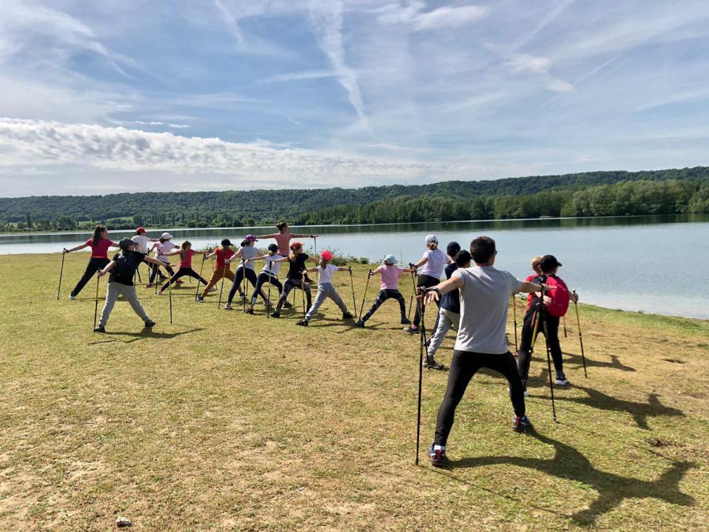 Groupe de personnes apprenant à faire de la marche nordique